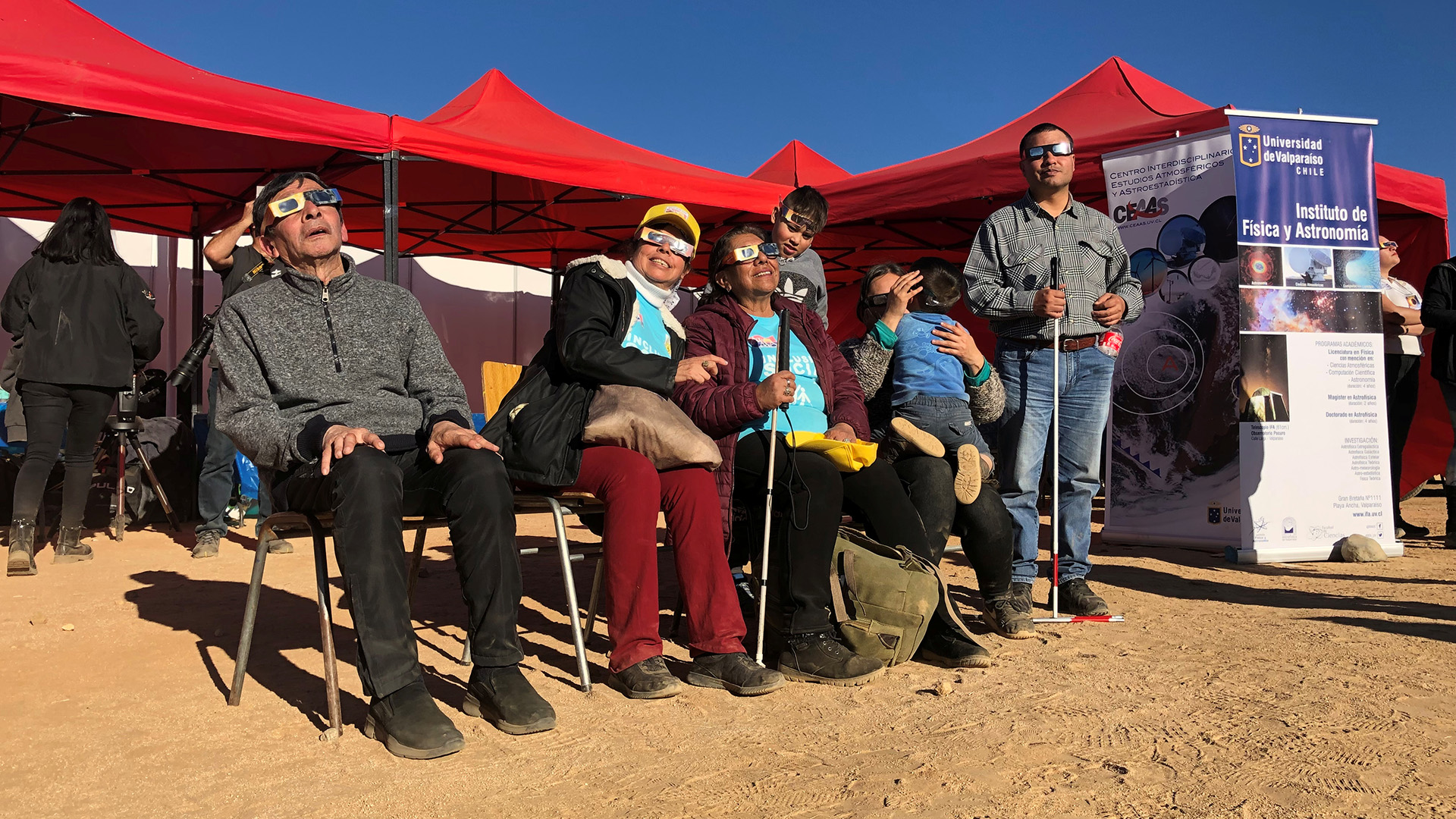 Personas con discapacidad visual escuchan el eclipse.