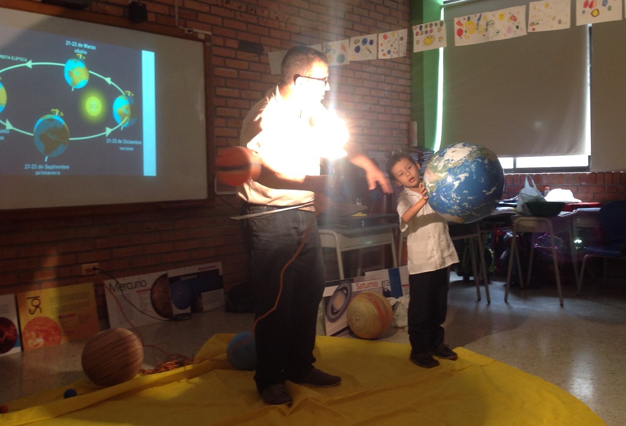 Actividades en escuela del proyecto UNAWE en Colombia. Créditos: UNAWE.