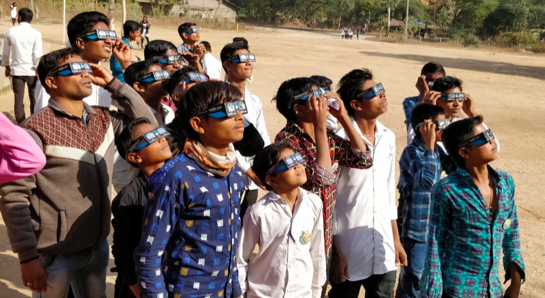Niños observando eclipse solar en India durante actividad por el centenerio de la Unión Astronomica Internacional. Créditos: IAU100.