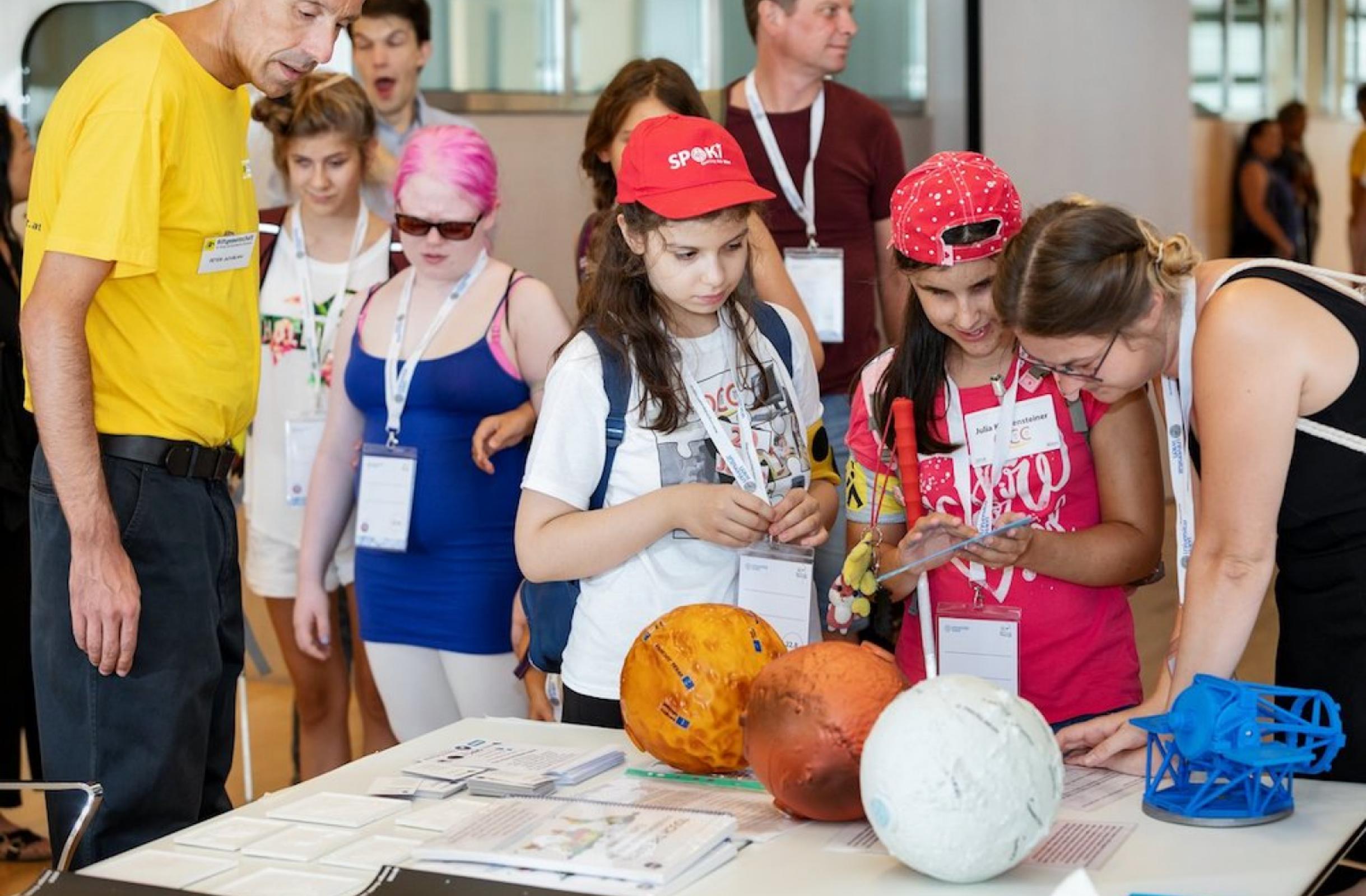 Actividades con materiales táctiles de astronomía para personas con discapacidad visual. Créditos: IAU.