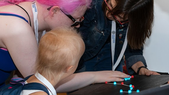 Actividades táctiles para personas con discapacidad visual. Créditos: IAU.