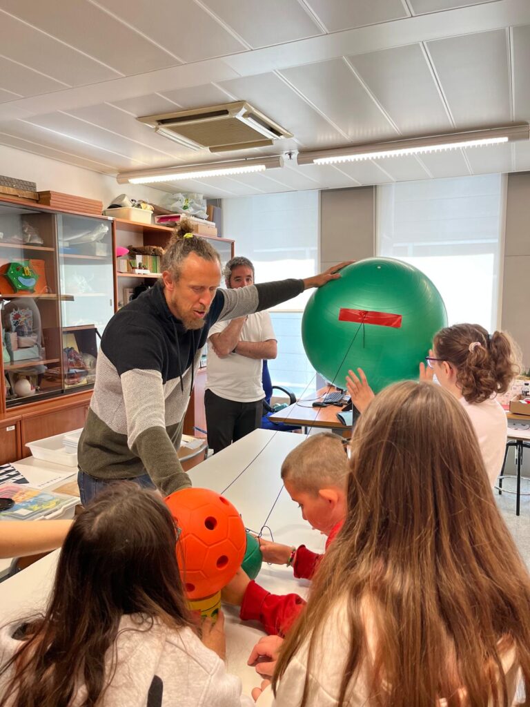 Actividades del taller Eclipse Inclusivo en el Centro de Recursos Educativos de la ONCE Barcelona. Créditos: ONCE CRE.